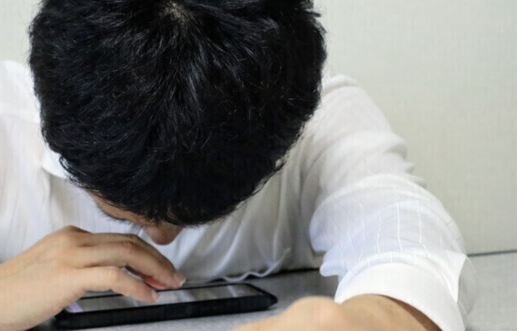 お金ない どうしよう と検索するスマホ画面